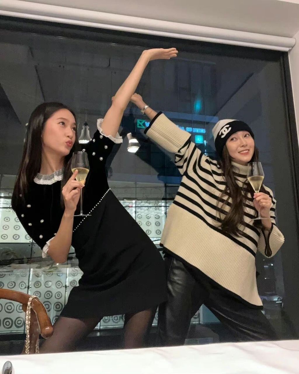 有姐姐宠的臭屁小孩 今天是秀晶28岁的生日,姐姐西卡特意去给妹妹过