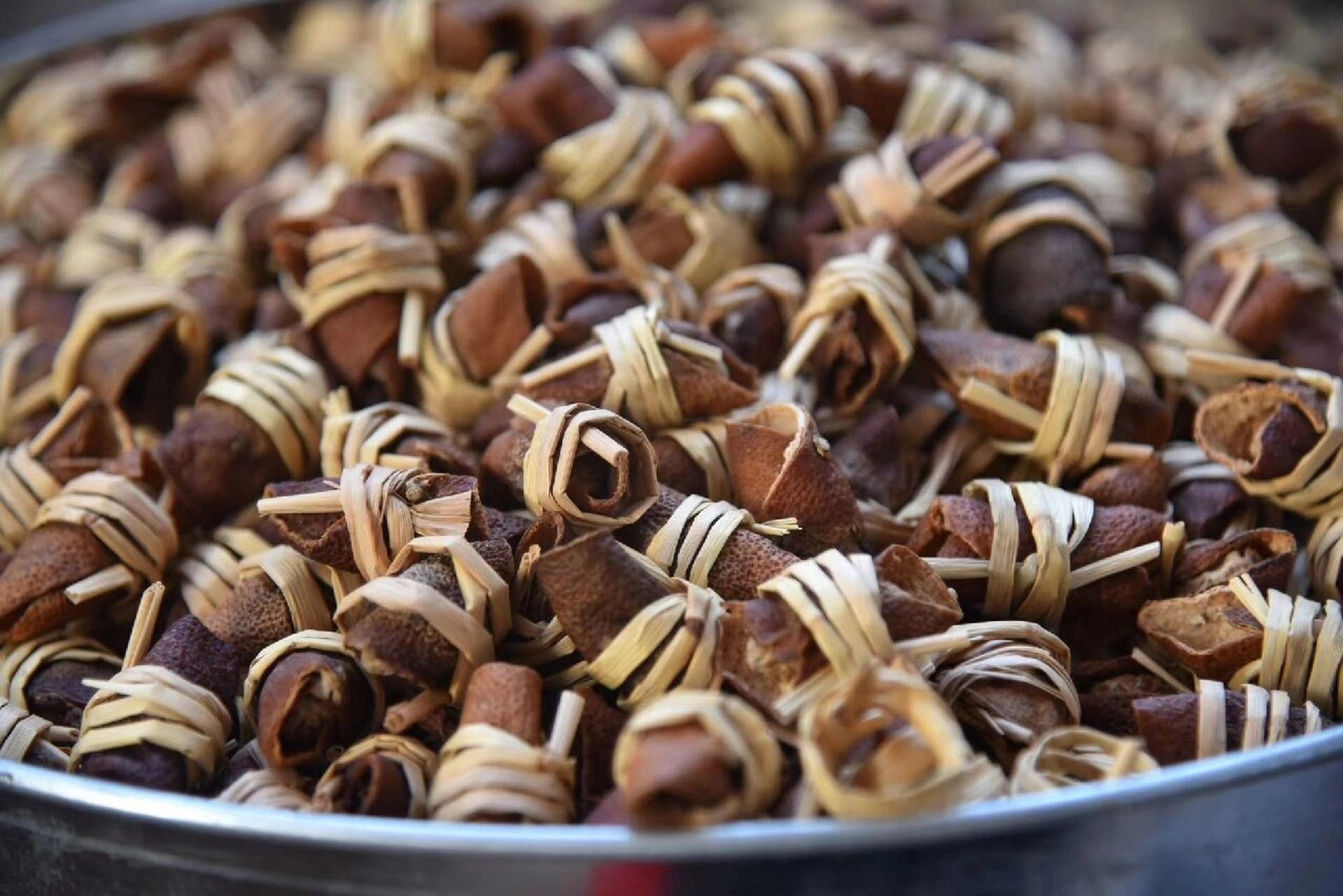 广东三宝扎 "广东三宝"指的是陈皮,咸橄榄,禾杆草.