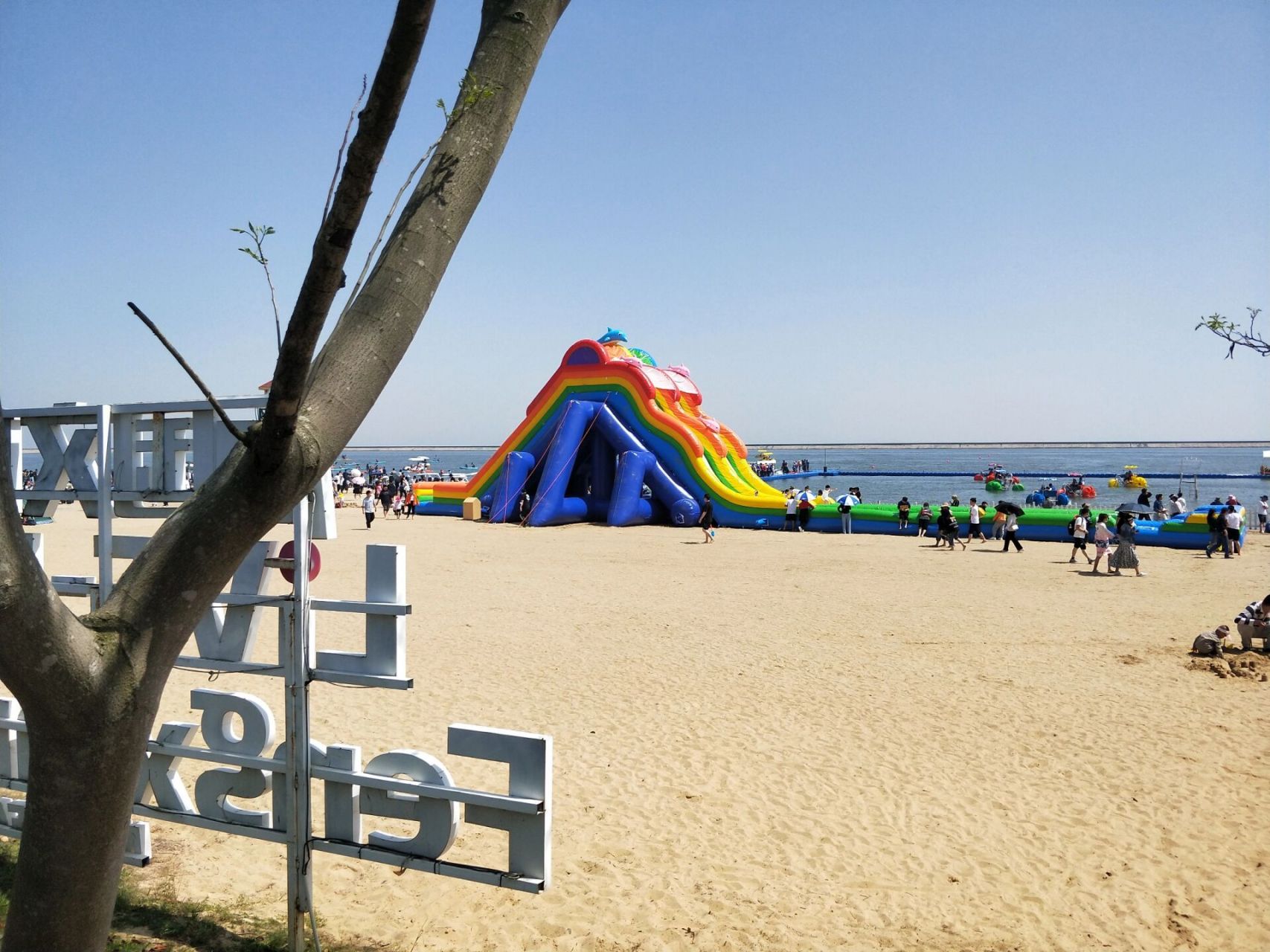 五一带孩子去了一趟碧海金沙,一开始是在金山沙滩和奉贤纠结,网上