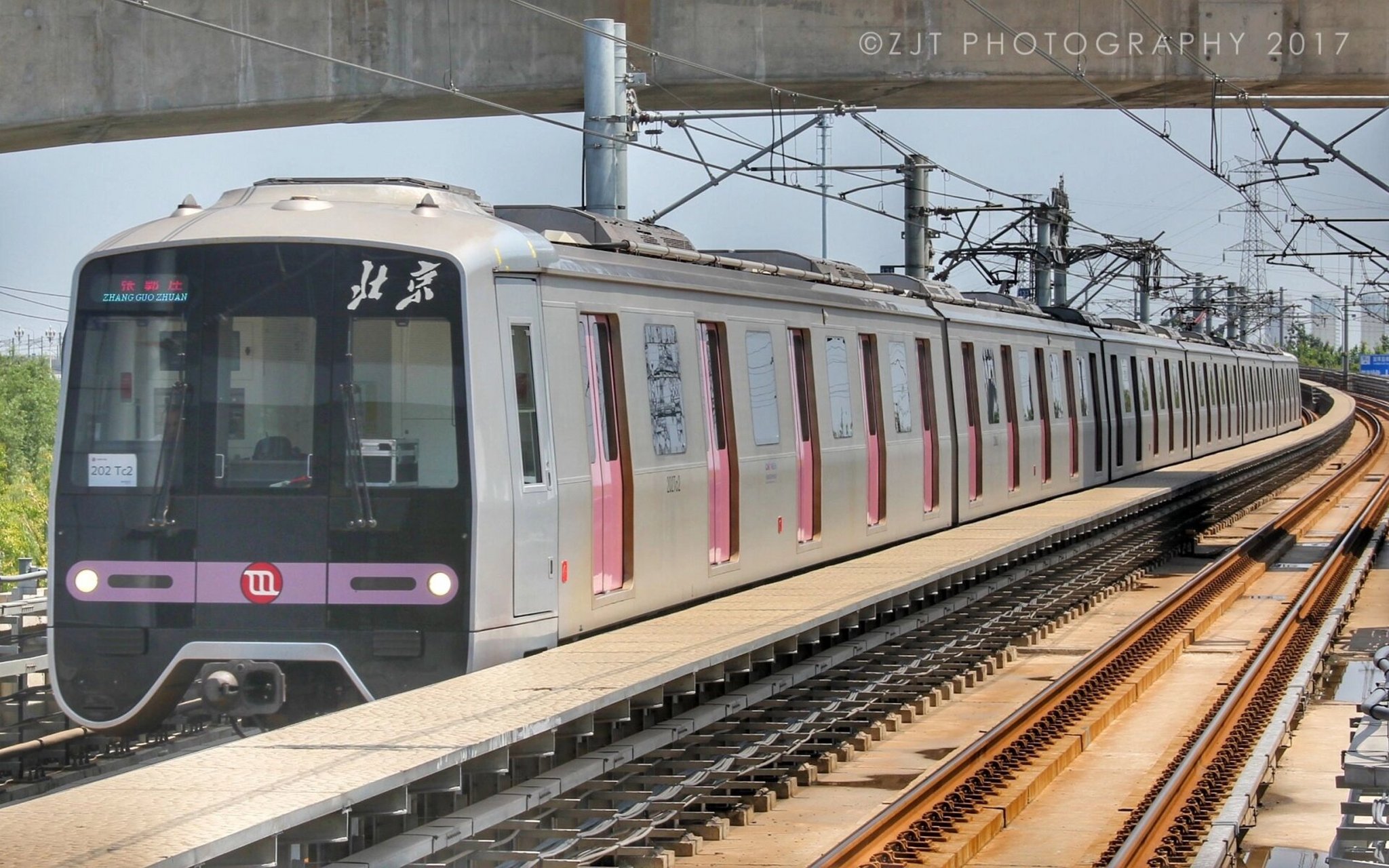 北京地铁 北京地铁14号线由北京京港地铁公司负责运行 标志色:浅棕色.
