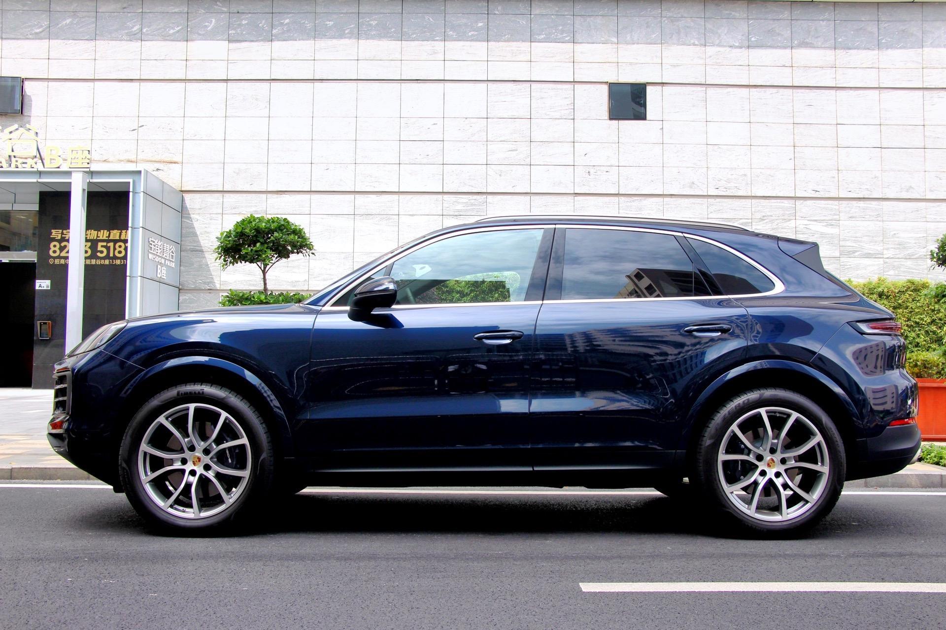 保时捷卡宴指导价格:948000   选配:阿尔加维蓝金属漆 黑色双拼波尔多