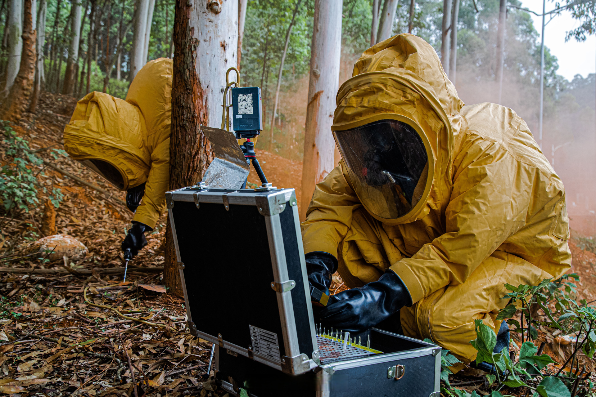 武警防化兵对化学毒剂实施检测,侦检以及对空气,地面,重点染毒地域