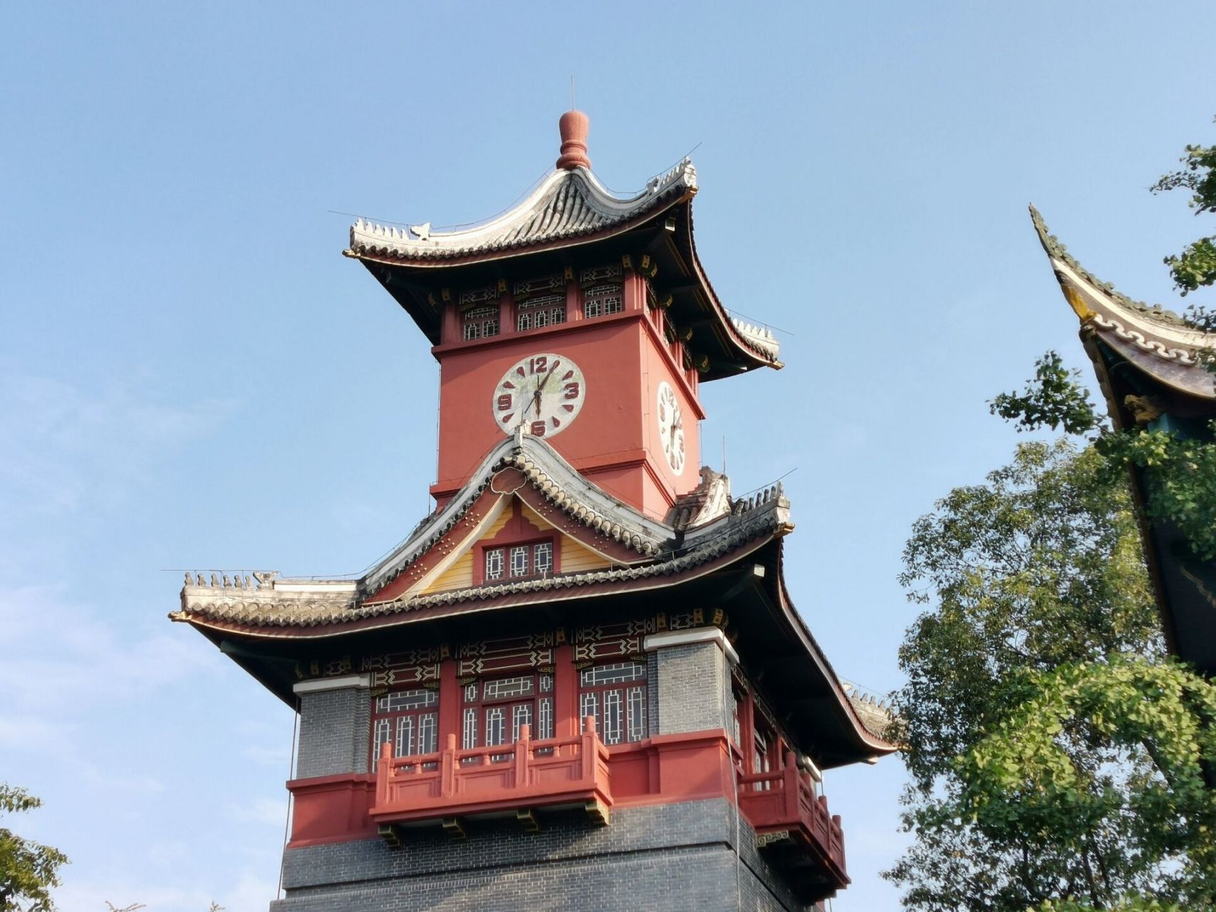 四川大学华西校区 ---9090傍晚不太热的时候还是有很多人去学校转