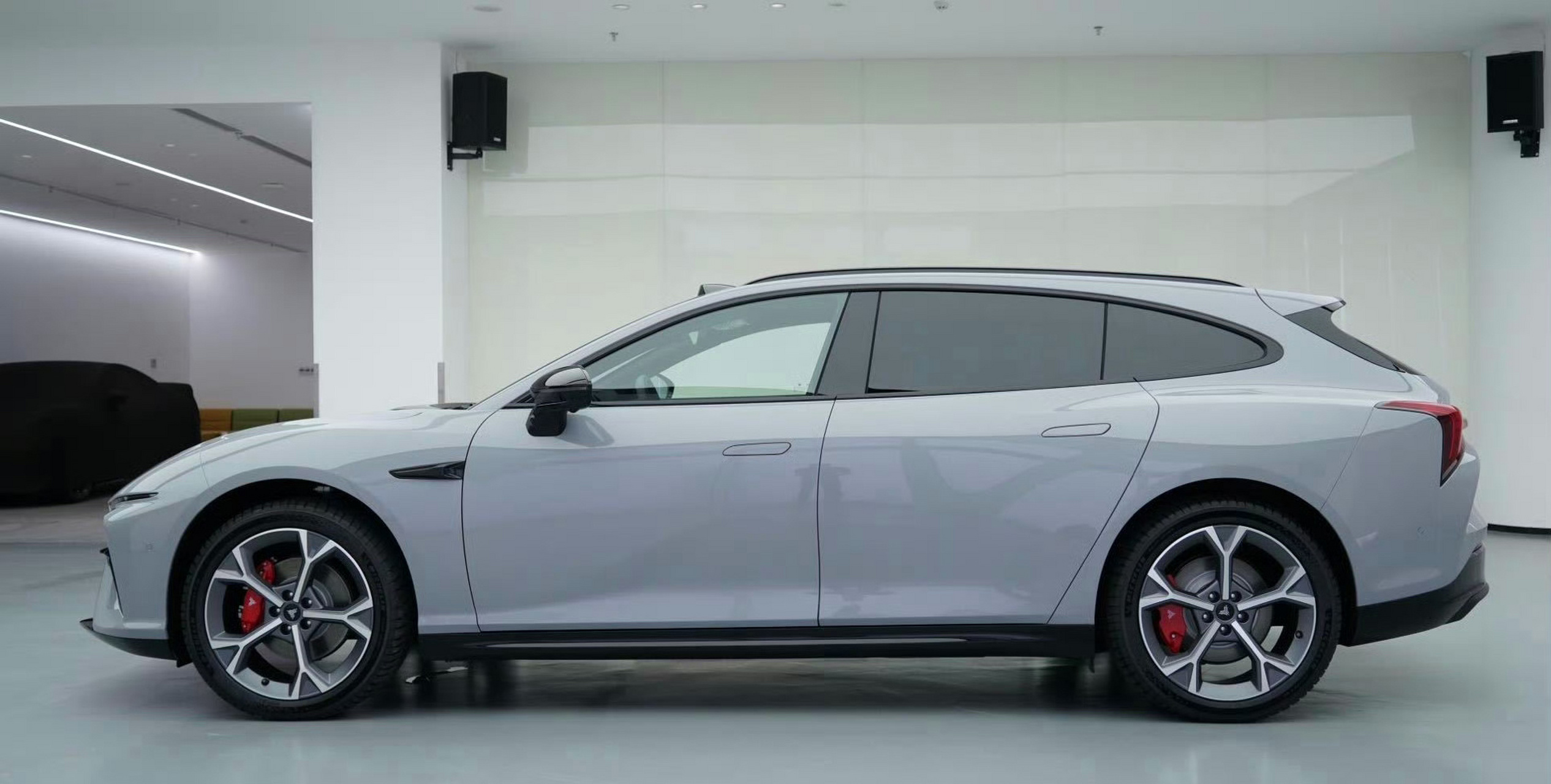 哪吒s 猎装车来了 最具性价比的国产猎装车  5月24日,哪吒汽车与宁德