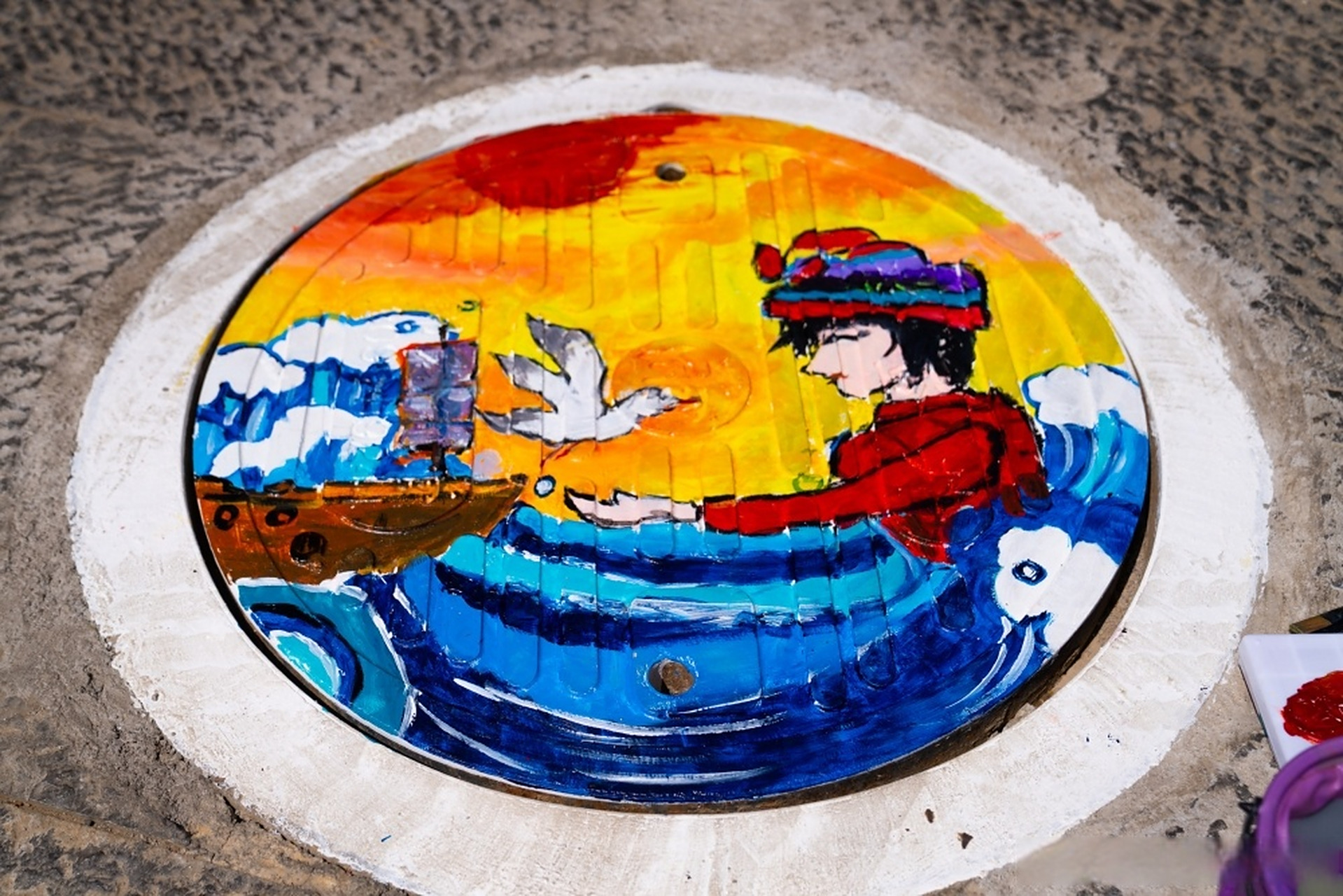 文化晋宁#【带着画笔city walk——井盖涂鸦绘画艺术焕发城市新面貌