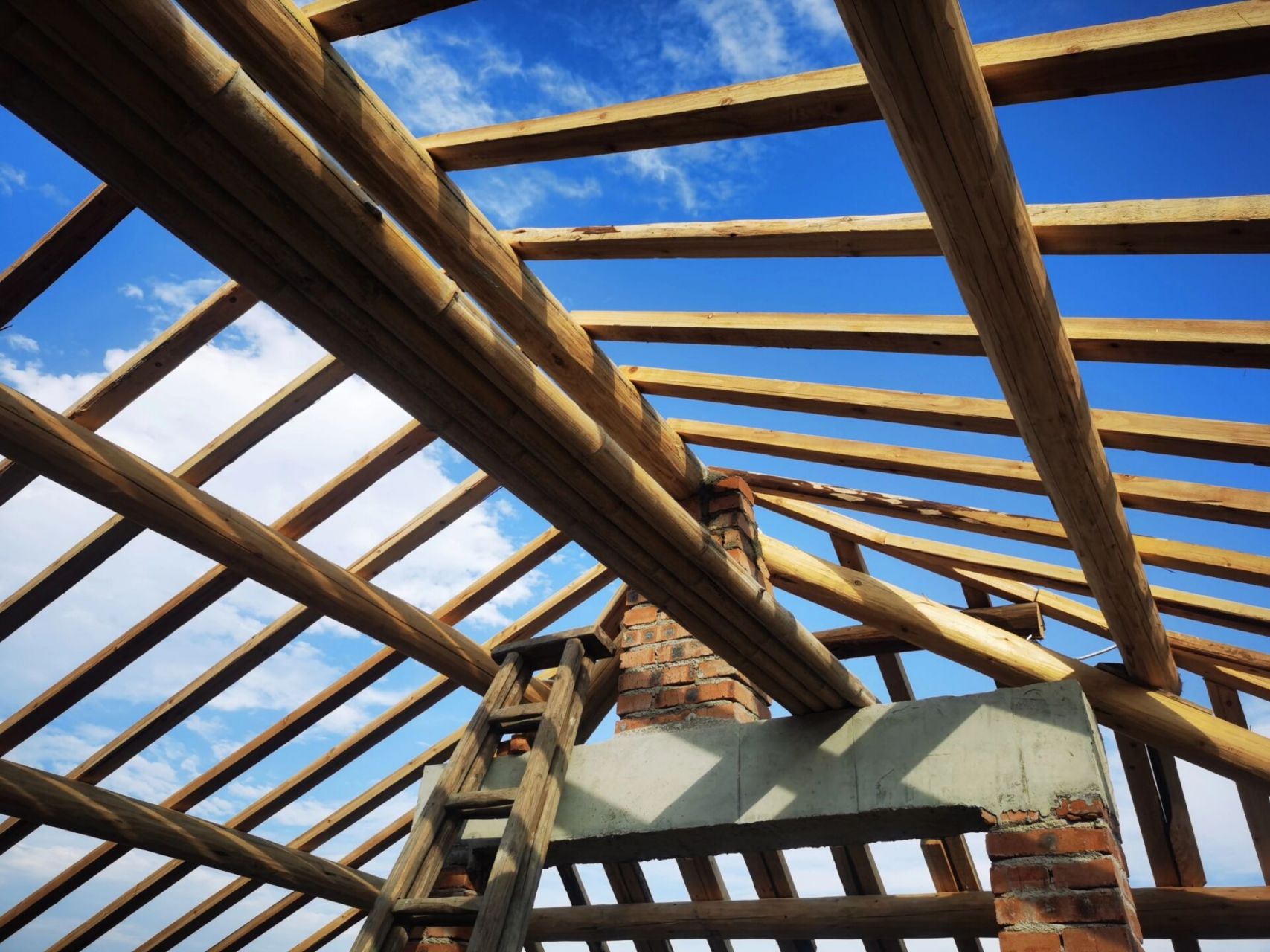 农村自建房之屋顶  终于到了屋顶,37℃的大太阳,再一天就可以盖瓦啦