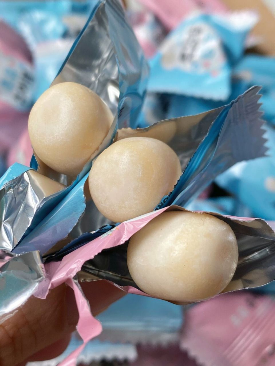 脆皮奶糖～ 是那种牛奶味淡淡的酸奶味～ 酸酸甜甜的口感外面是一层