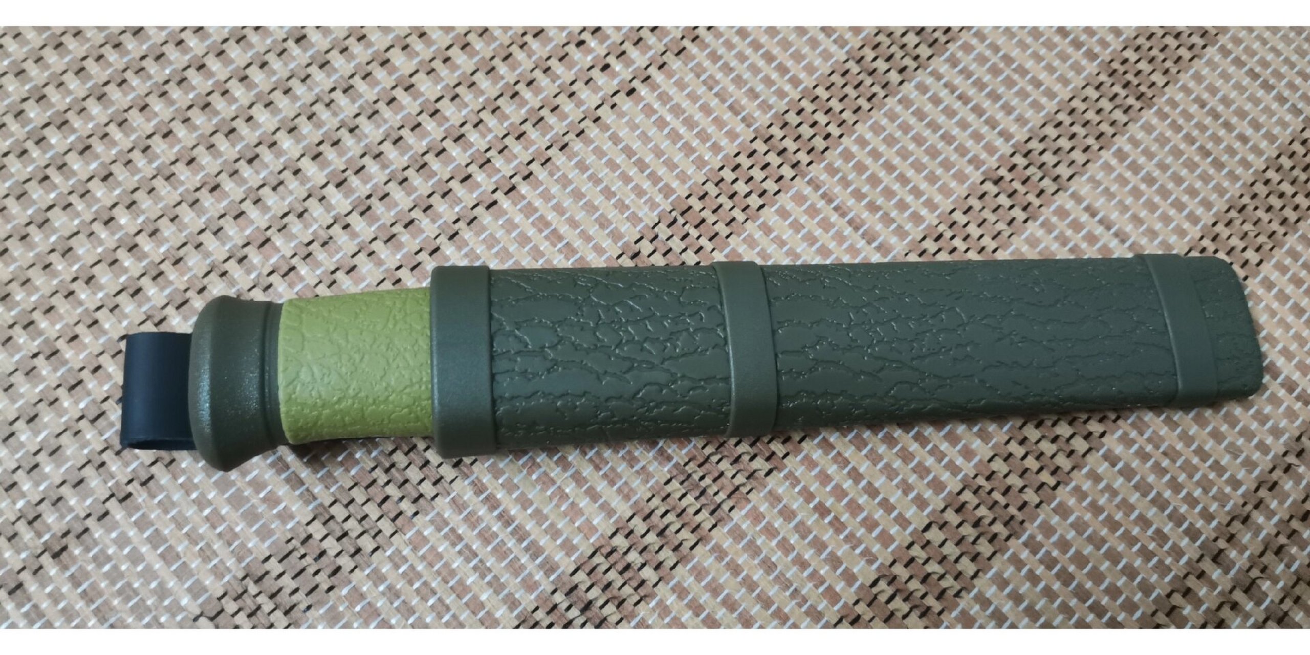 莫拉绿色贝雷帽 这款刀是专门为了狩猎而设计的,双刃口,手感非常好