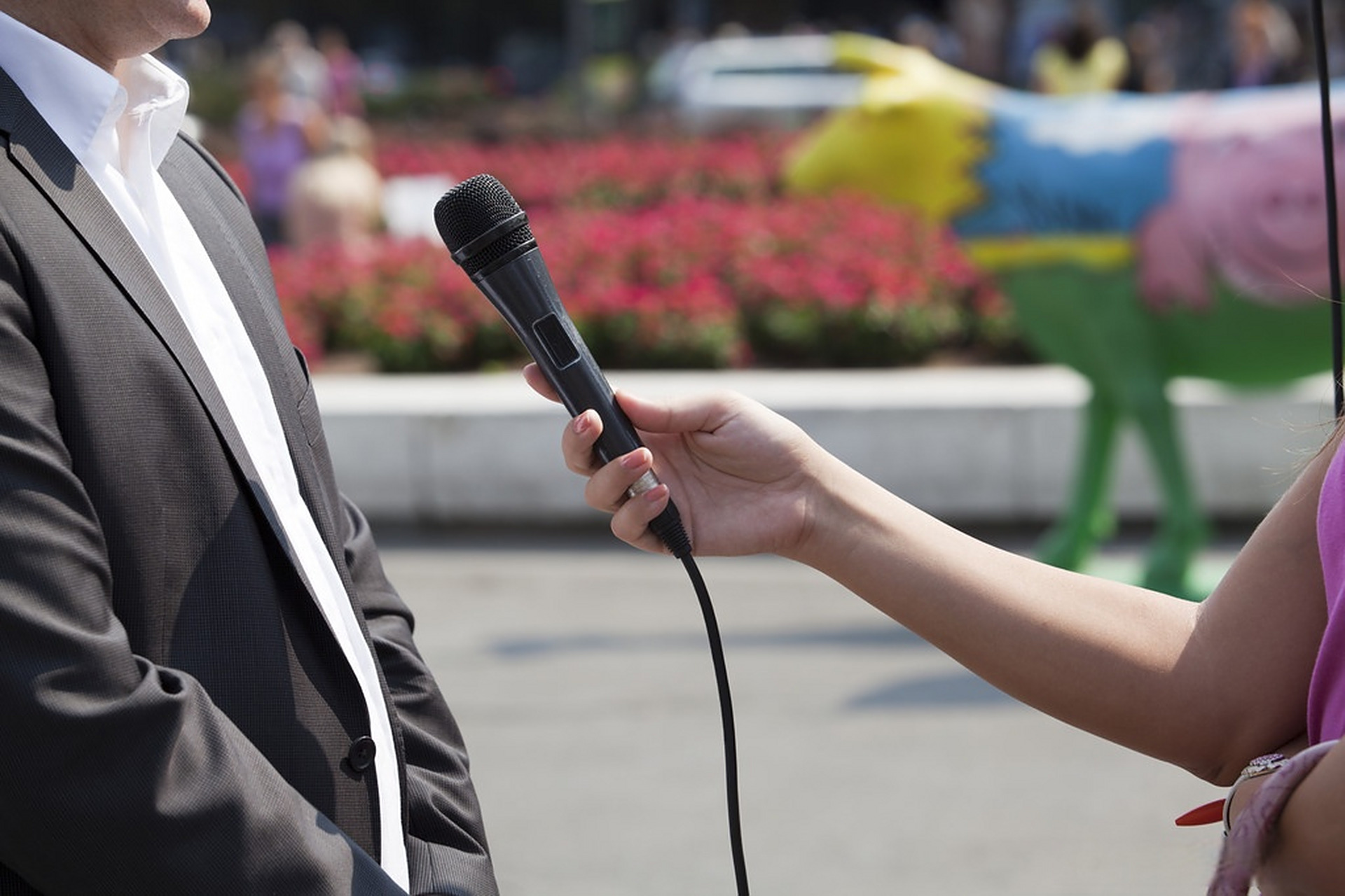 【#被打记者回应毕节采访遭殴打# 被打 打人副所长等3人被拘】近日