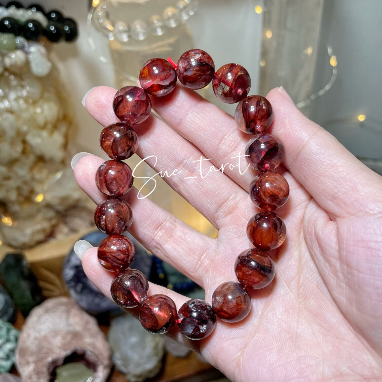 鸩羽幽灵～牛血红胶花手串～ 鸩羽幽灵是红幽灵和胶花的共生体水晶,带