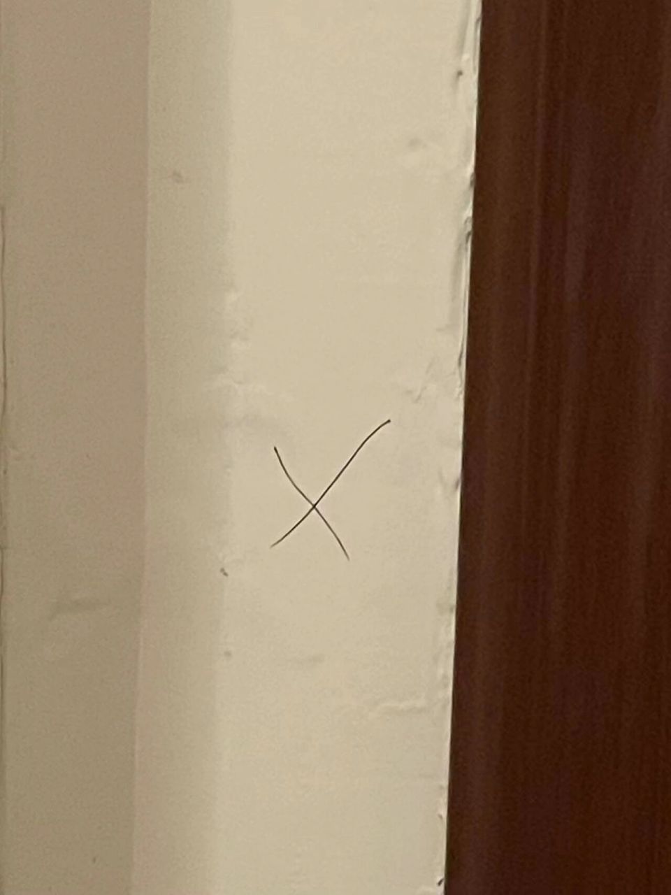 独居女生门边被标记x怎么办 朋友一个人住今天回家突然发现门边被划了