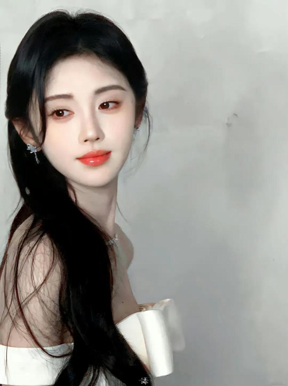 鞠婧祎黑金混搭羽毛款晚礼服