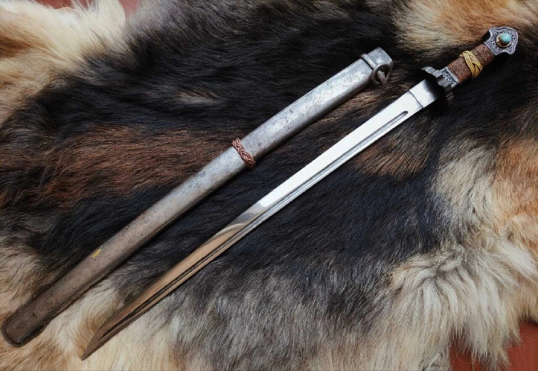 有特色的老藏刀 一支很有特色的老藏刀,传统铁雕翦银刀柄,如意头镶嵌