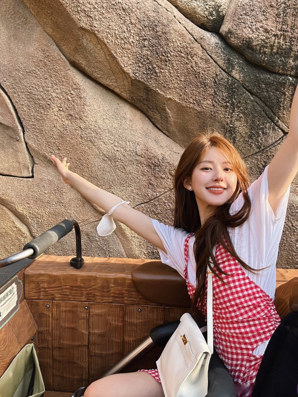 赵露思更新迪士尼私服,新的爱马仕包包好好看,元气甜妹风格穿搭养眼!