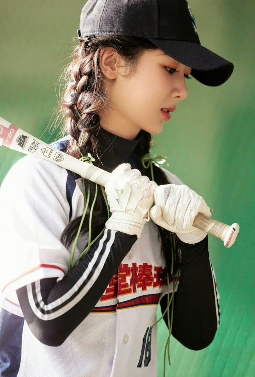 杨紫,迪丽热巴最新棒球帽侧拍照有多精致,这些照片是否经过修图处理?