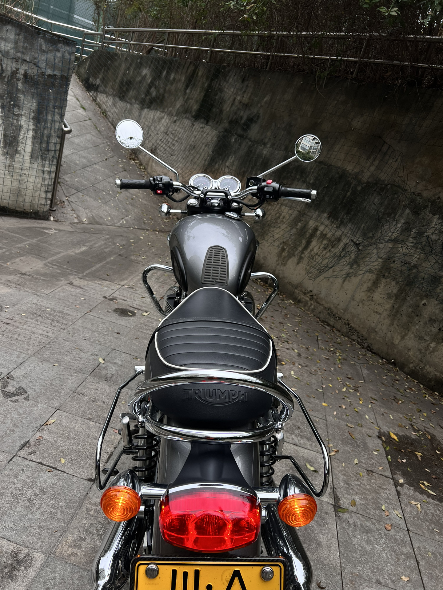 凯旋 t120 bonneville 一台纯正英伦风的摩托车,"行走的复古荷尔蒙"