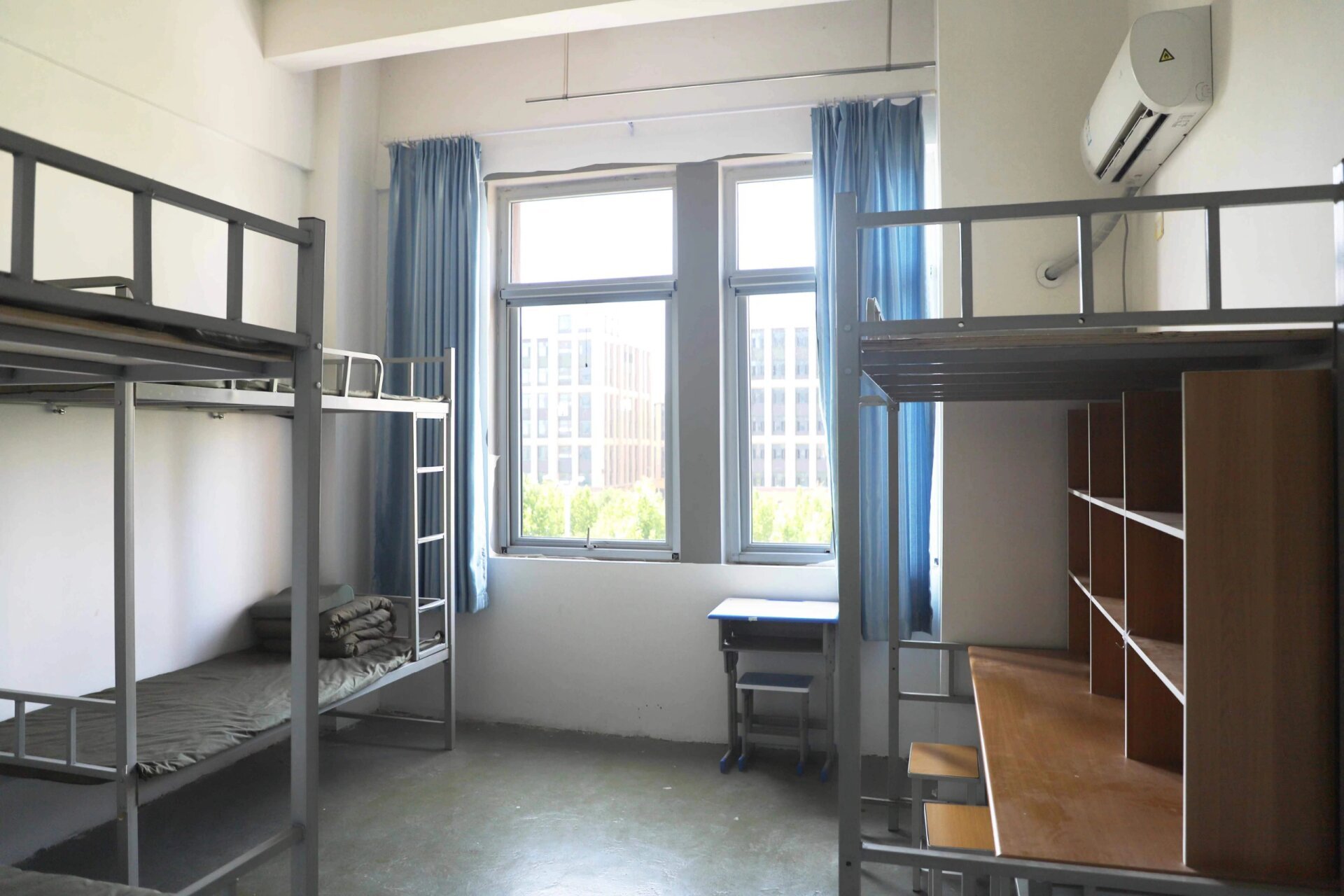 同学们对学校住宿环境都比较关注,男女生宿舍实拍图来啦,三人一组统一