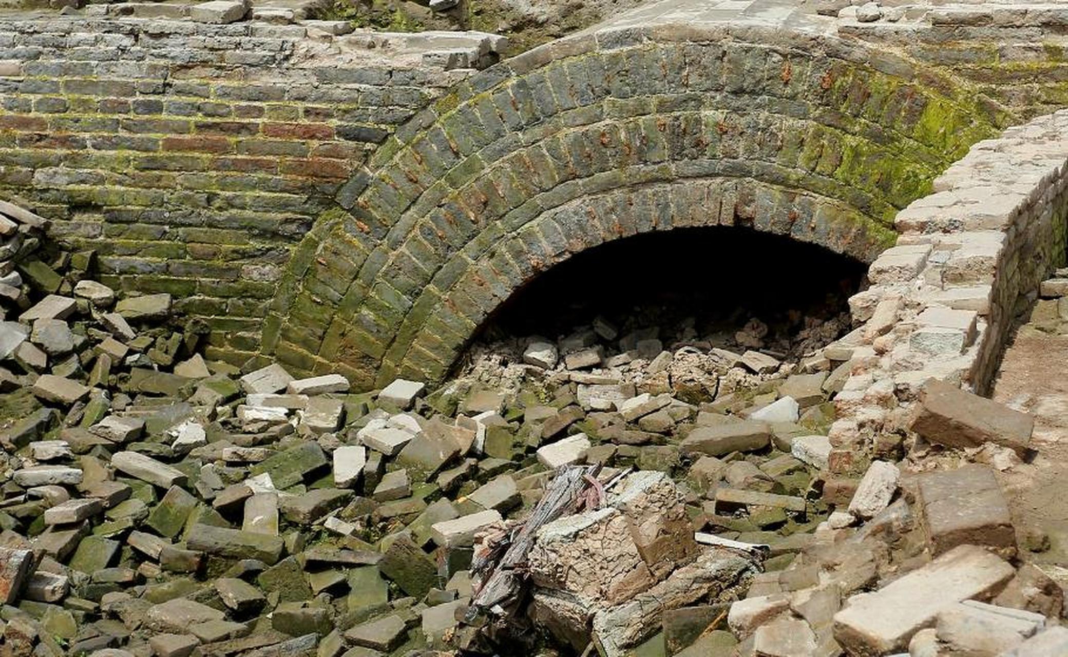 作为"汴梁八景"之一的"州桥明月"是历代文人骚客经常描绘的对象,而