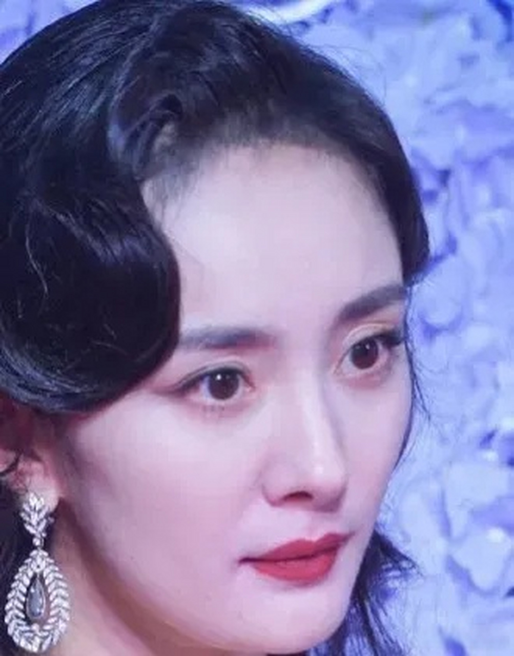 杨幂这个是发际线粉还是植发痕迹啊?[思考]