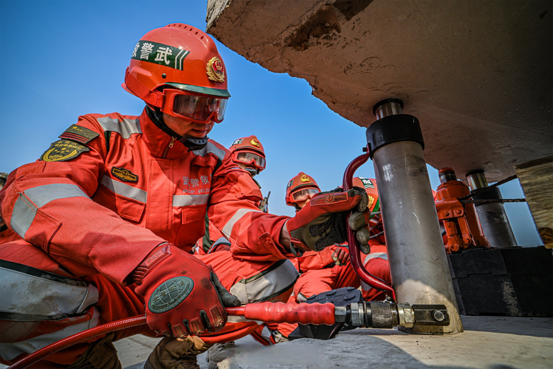 武警实战化救援演练震撼来袭#】近日,武警天津总队机动支队某部字织