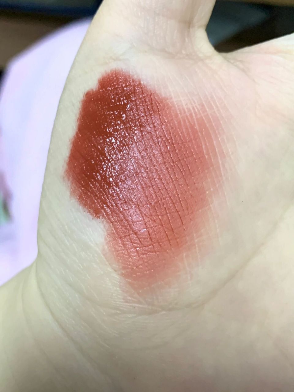 唇釉试色|阿玛尼红管206 颜色就是陶土红棕色 涂了的比较有气质的感觉