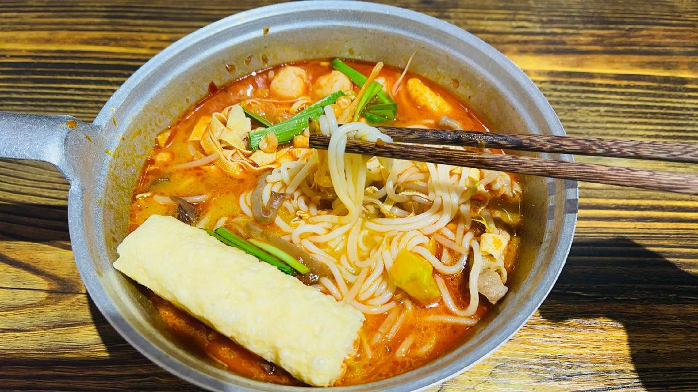 重庆孃孃泡椒米线  欢迎大家到店品尝 地址:沙河市商贸街第二道街路