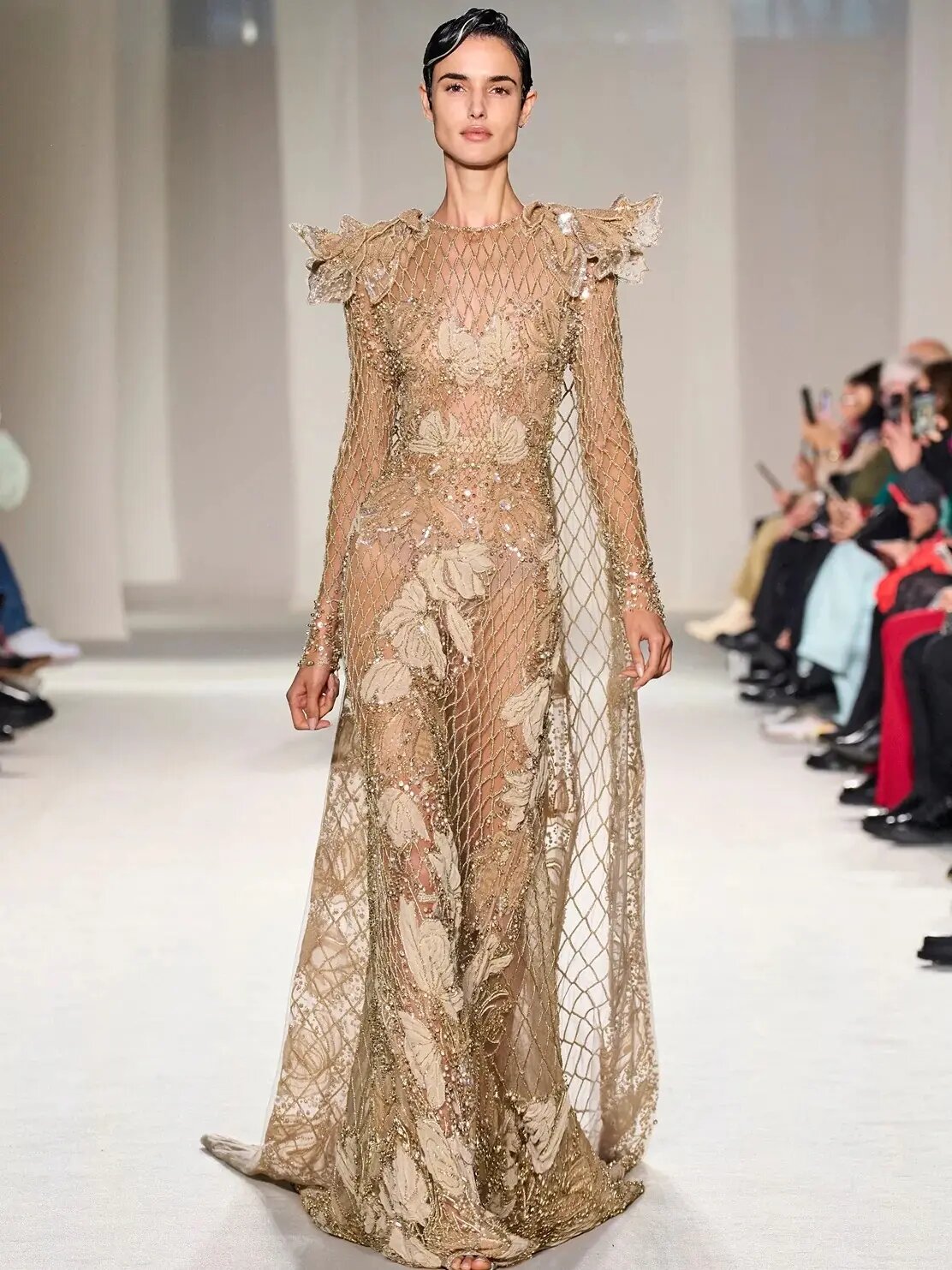 elie saab 2023春夏高定系列以金色为主题,设计灵感来自泰国的明媚