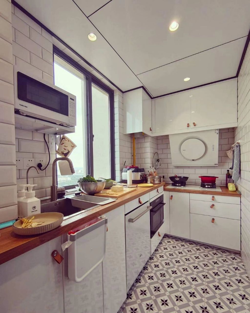 厨房和卫生间吊顶的选择,要看房子的面积大小,装修风格,瓷砖颜色,客户