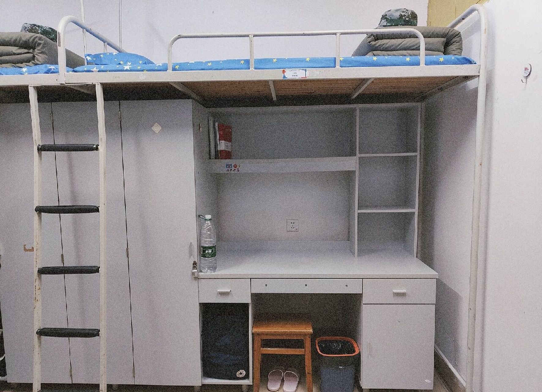 湖南大学德智寝室篇9998 p1军训时寝室 p2军训完改造后的寝室