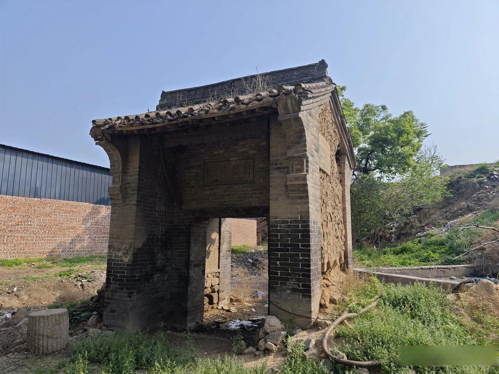 山西农村发现一处古老的门楼,上面的砖雕门额及墀头上的图案,清晰可见
