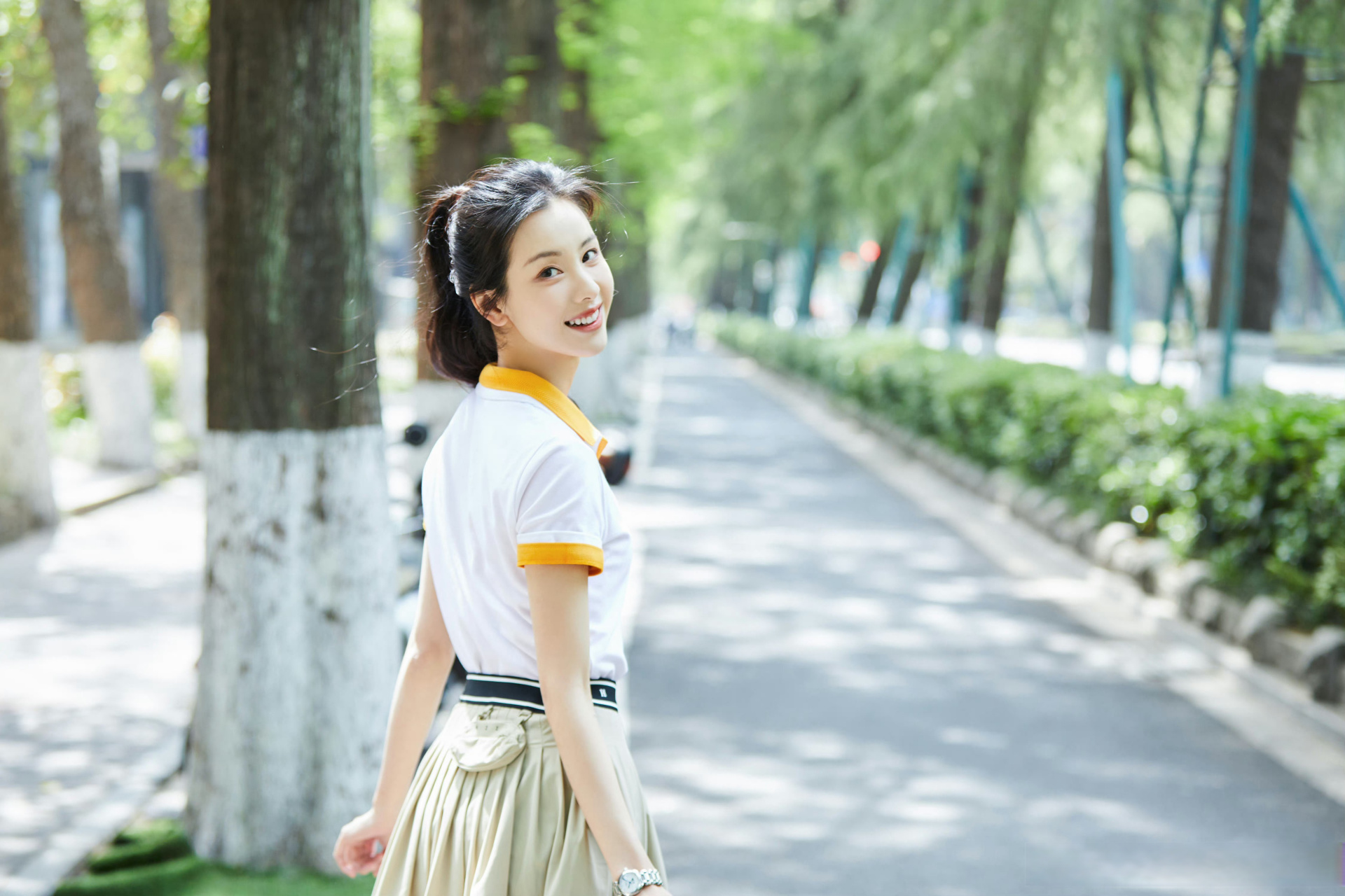 #敲娱的星鲜事# @陈都灵 高马尾 百褶裙,青春气息满满,谁不想和漂