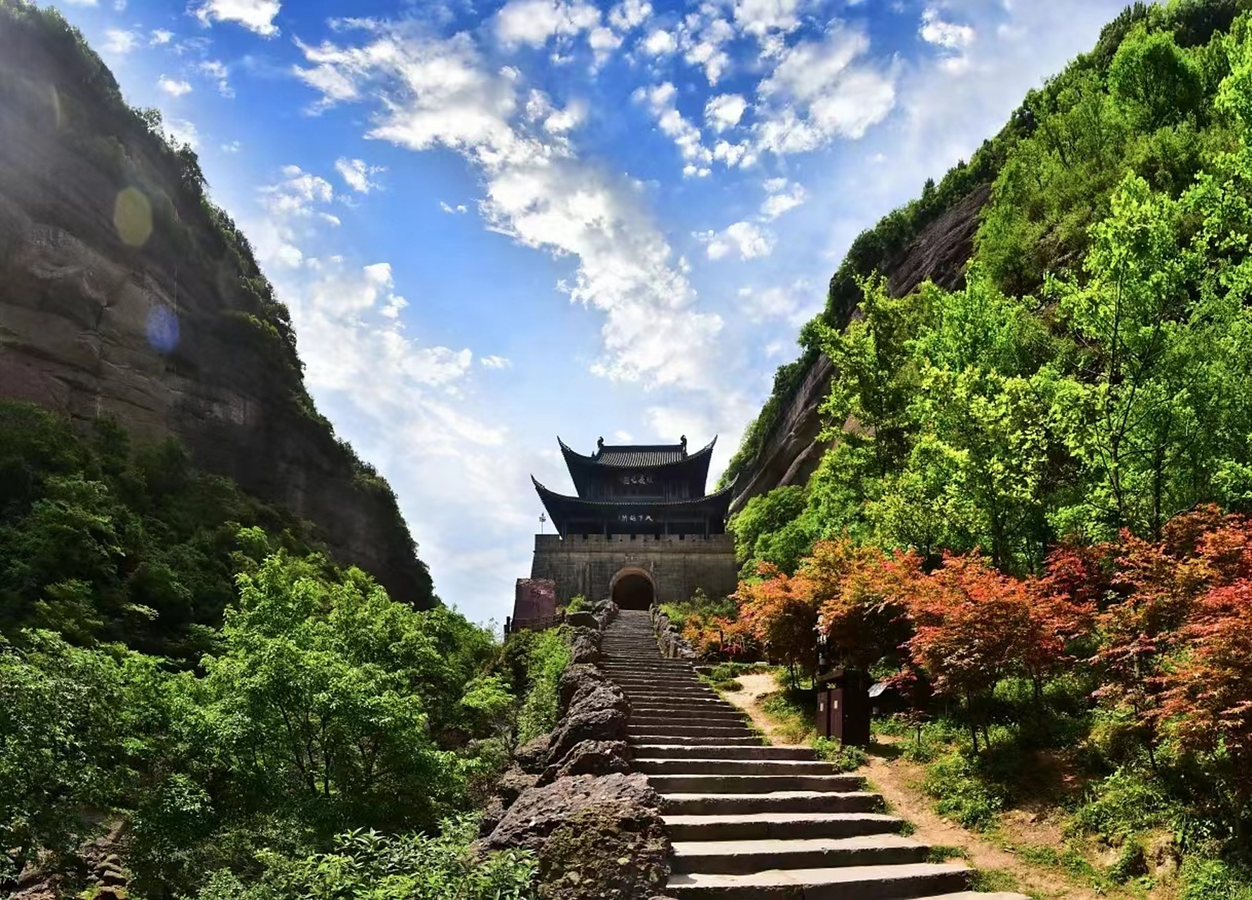 今天成都这个天气,简直不适合上班,一杯茶,就是一下午,喝完就切吃火锅