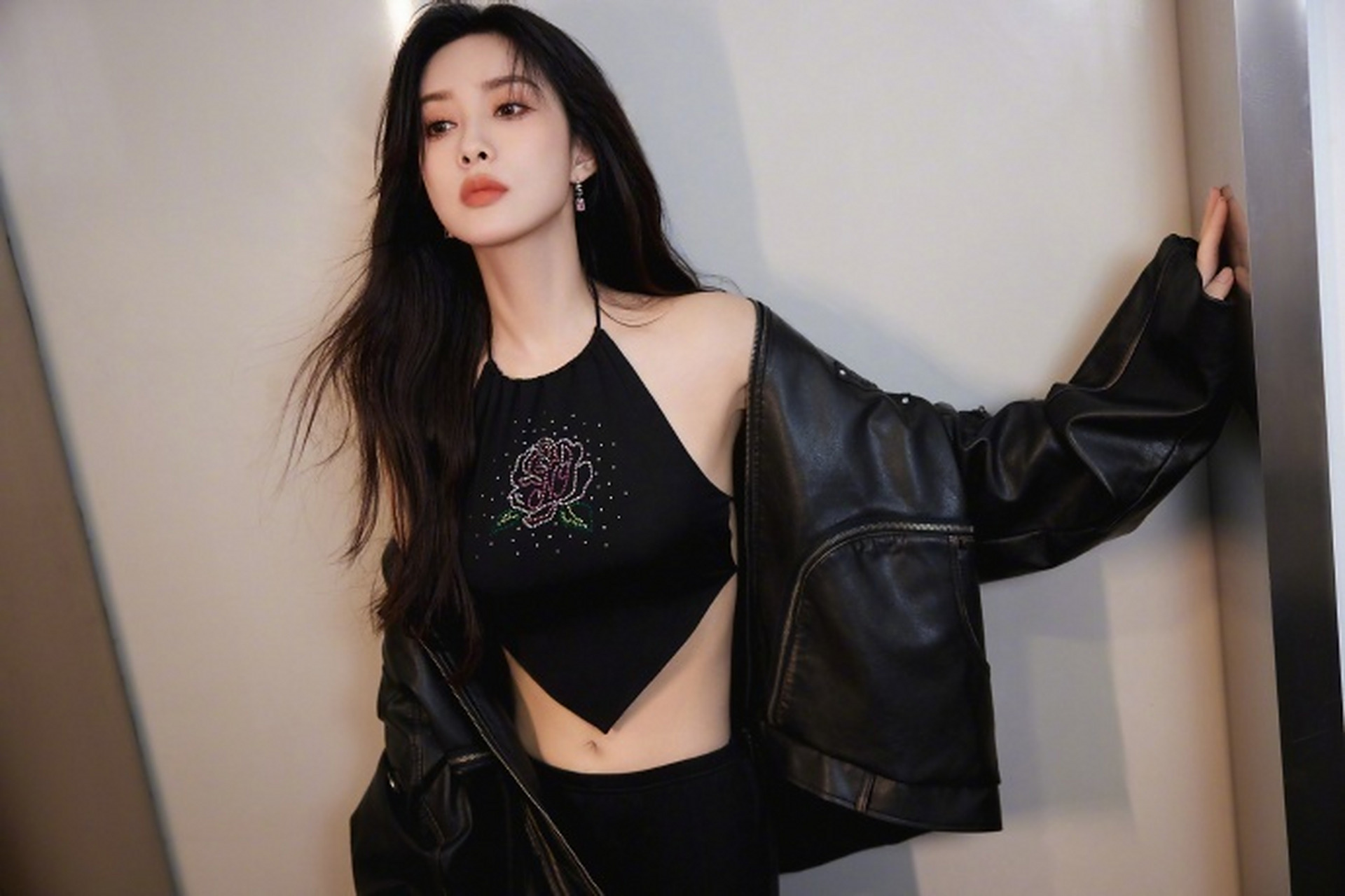 孟子义黑色肚兜# 她长得好好看 大美女的那种感觉!明艳女明星