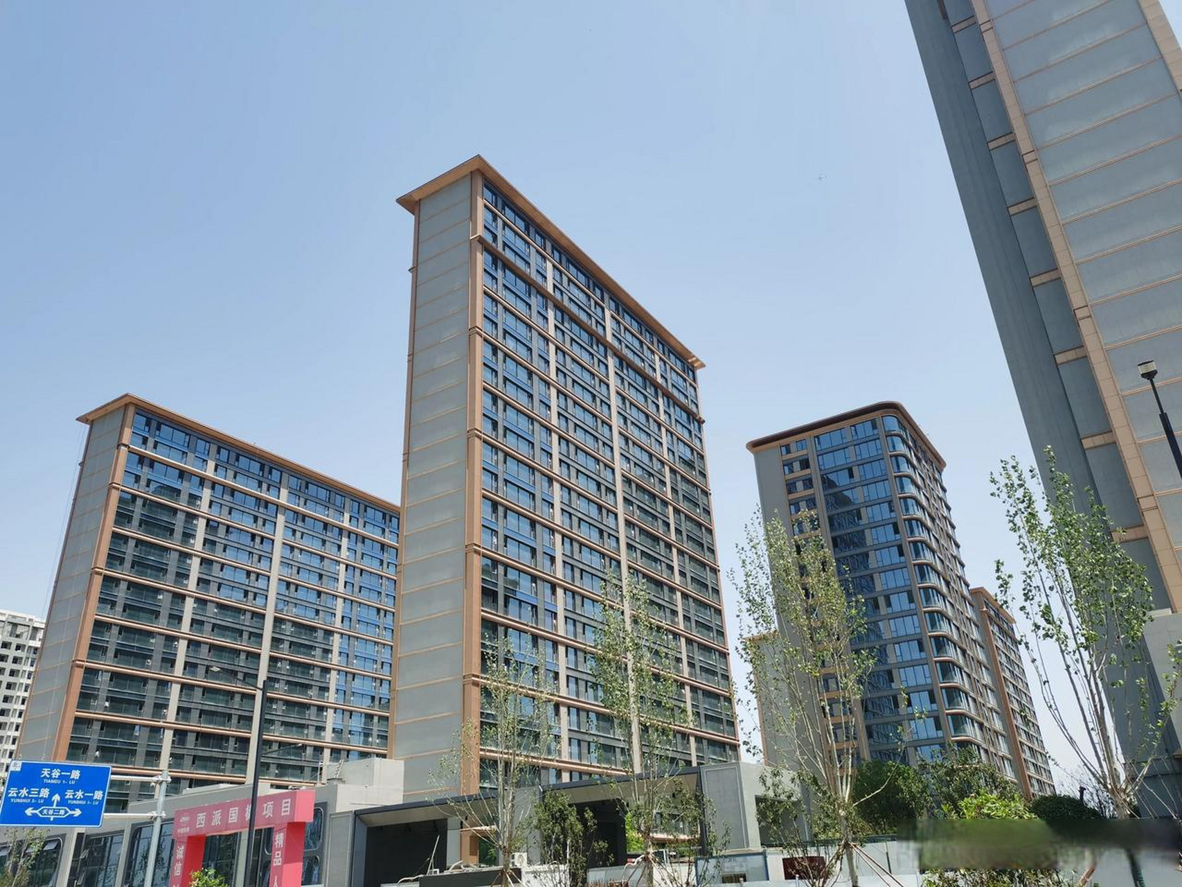 这个外立面看着确实漂亮,软件新城中国铁建西派国樾,去年买这个项目的