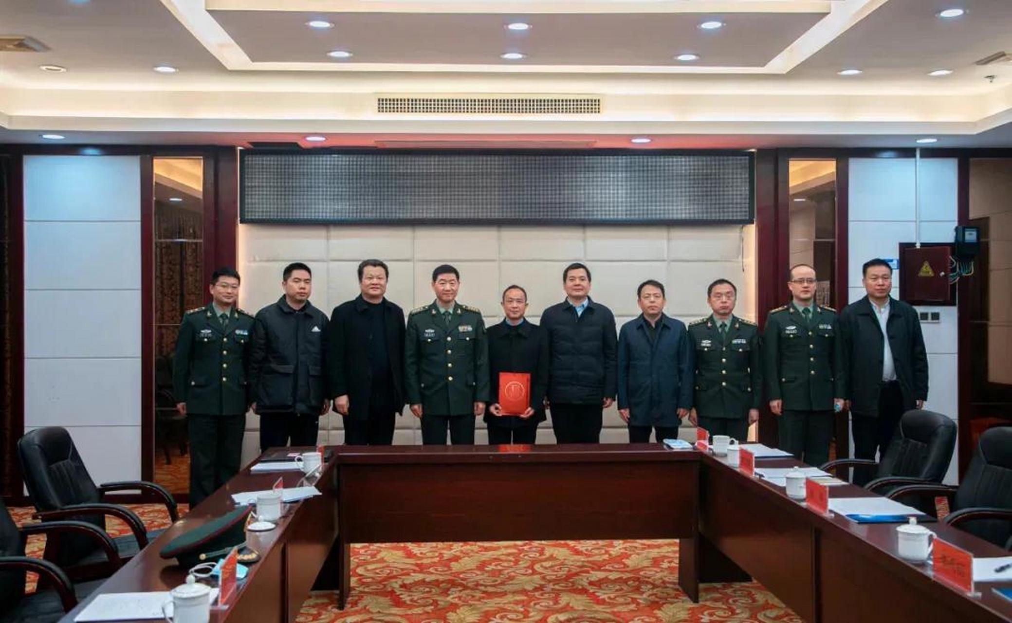 1月22日上午,常德市委常委,军分区政委张冬果到湖南中泰特种装备有限