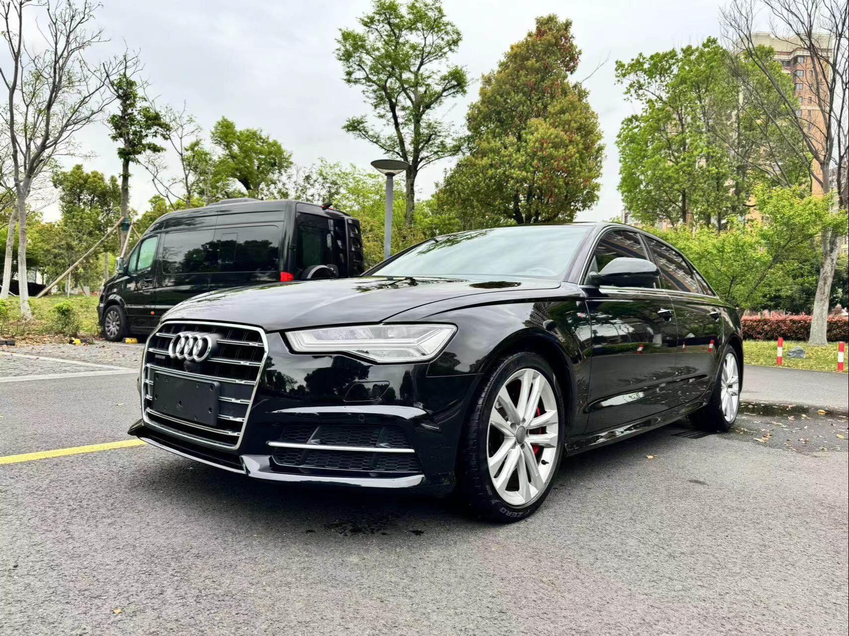 80万 表显里程 - 车身颜色 车况说明: 最新上架19 奥迪a6l 30周年纪念