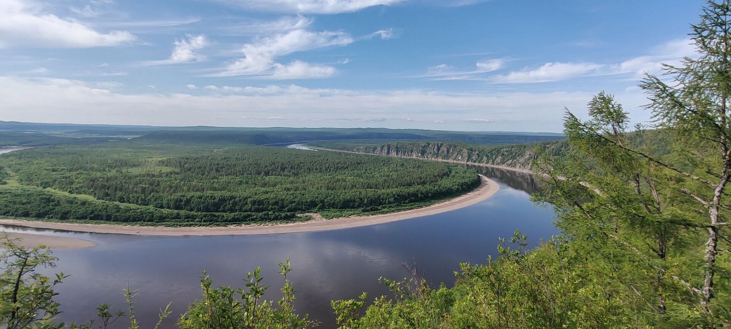 龙江第一湾 龙江第一湾是黑龙江上游一个壮观的江湾景观.黑龙江流经大
