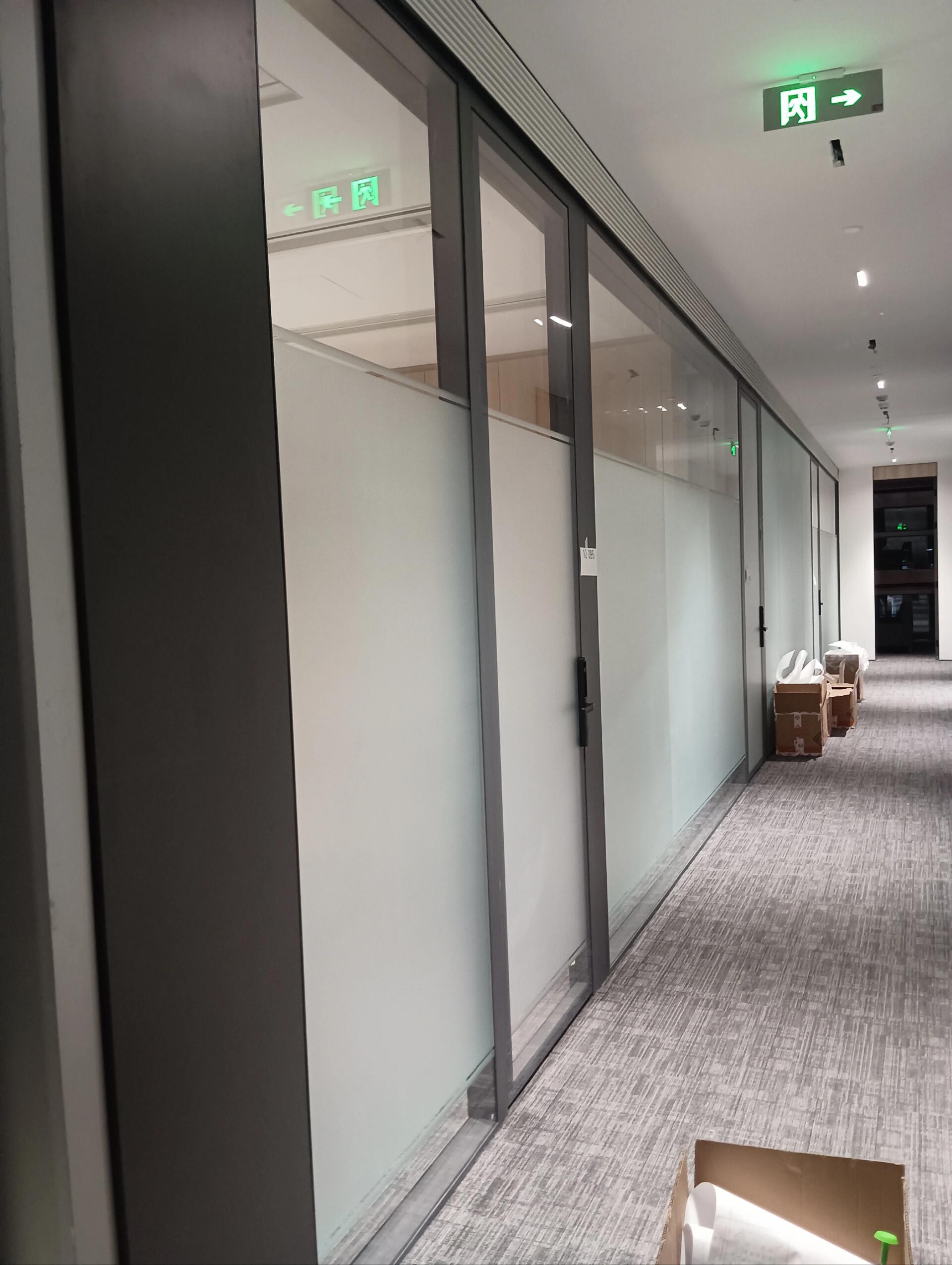 办公室贴玻璃膜上门磨砂膜贴膜贴玻璃纸师傅 深圳专业贴膜团队,售后