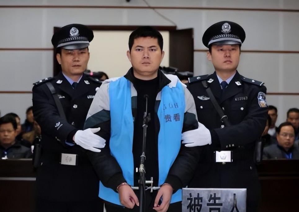 警察杀人了!"2013年10月28日,广西某县城一家螺蛳粉店内传出喊声