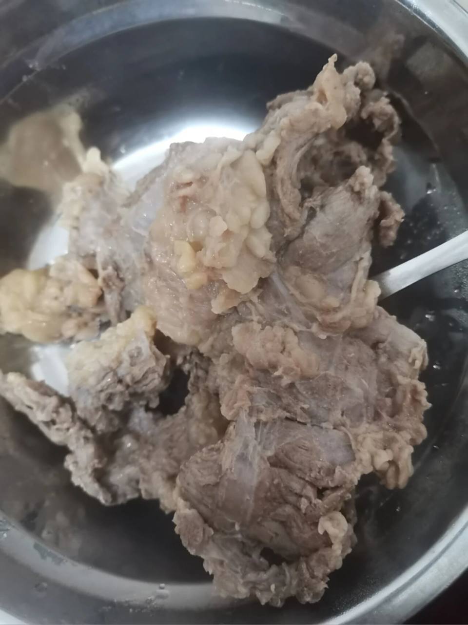 写的牛筋牛腩肉,煮完看样子有点可怕,白色一粒粒的,这是不是淋巴肉啊?
