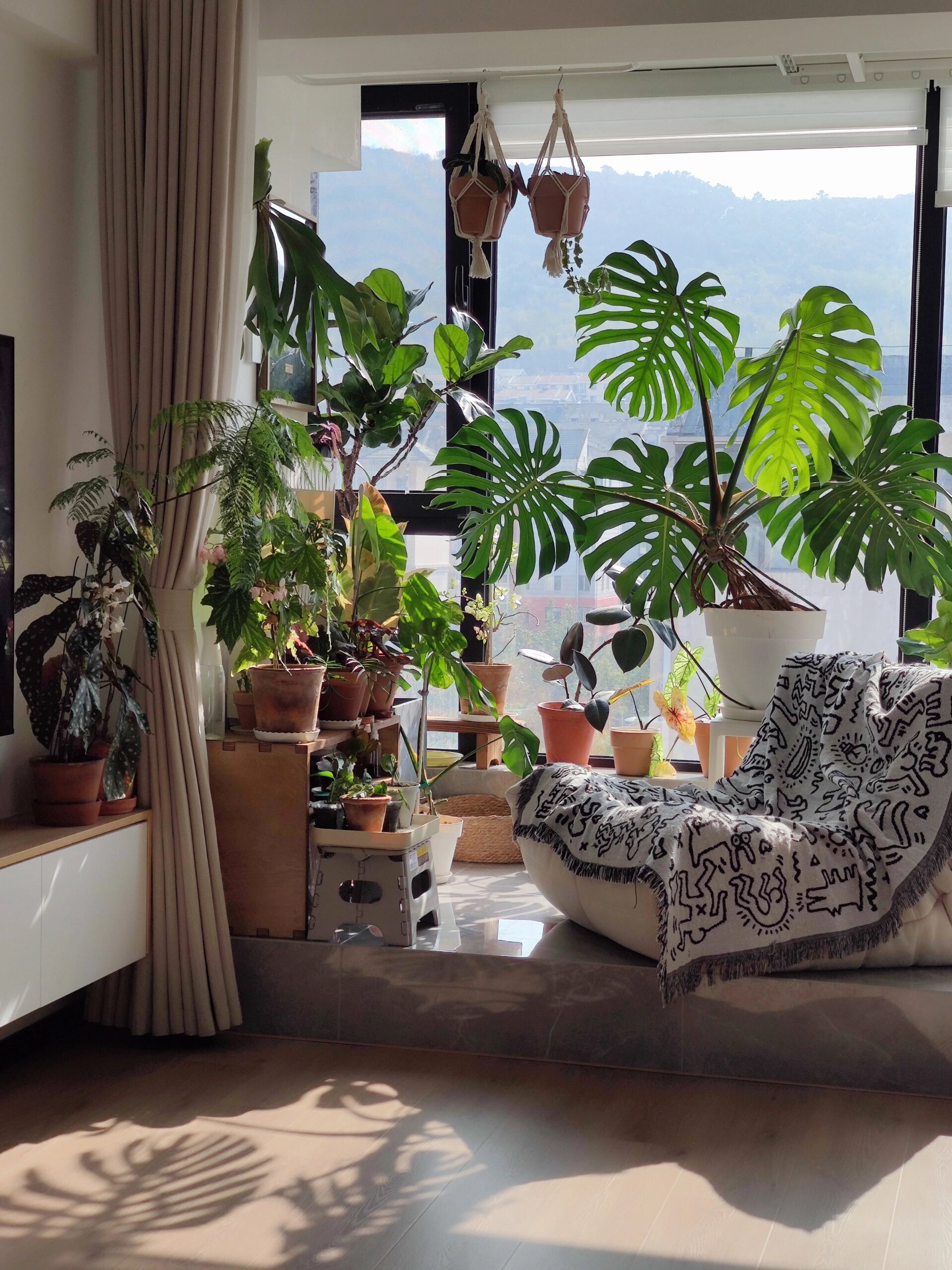 老破小的幸福感一半都来源于这个赠送的6平米阳台,落地窗,光照充足.