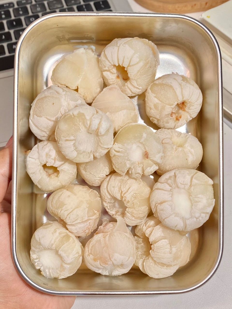 冰冰凉凉的!荔枝果肉冻完吃着还是冰沙的口感! 清甜果香77酸奶香!