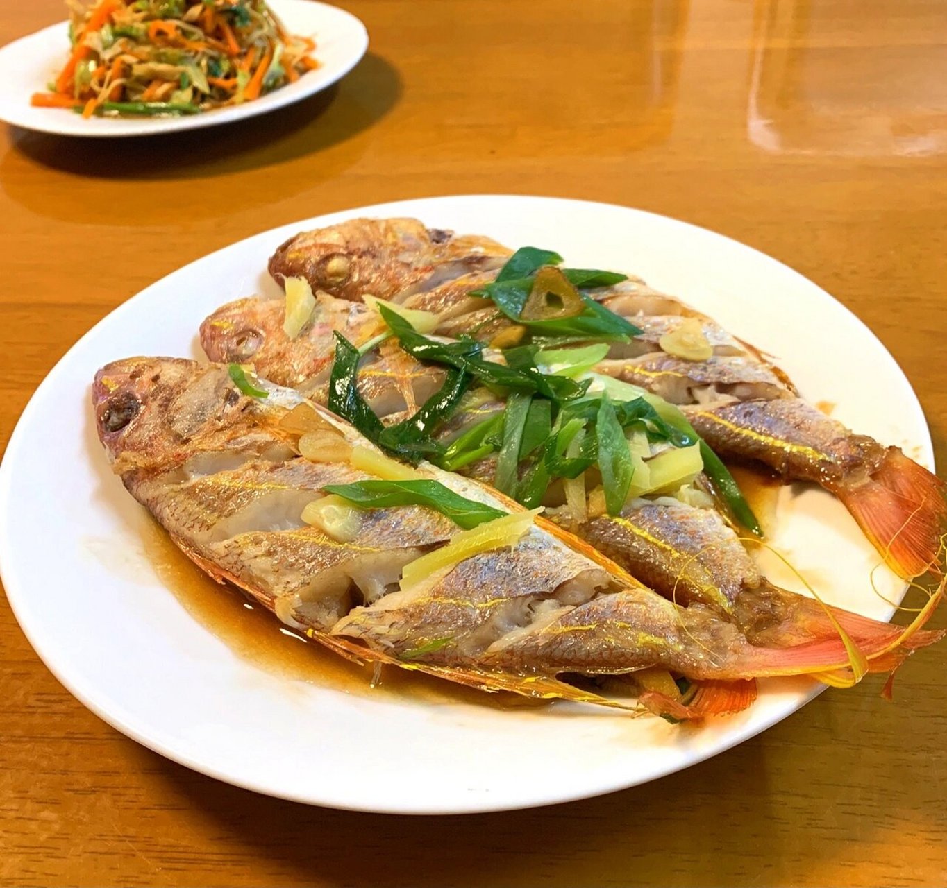 今日晚餐分享 香煎红线鱼 包菜胡萝卜炒干丝 猪肚鸡汤