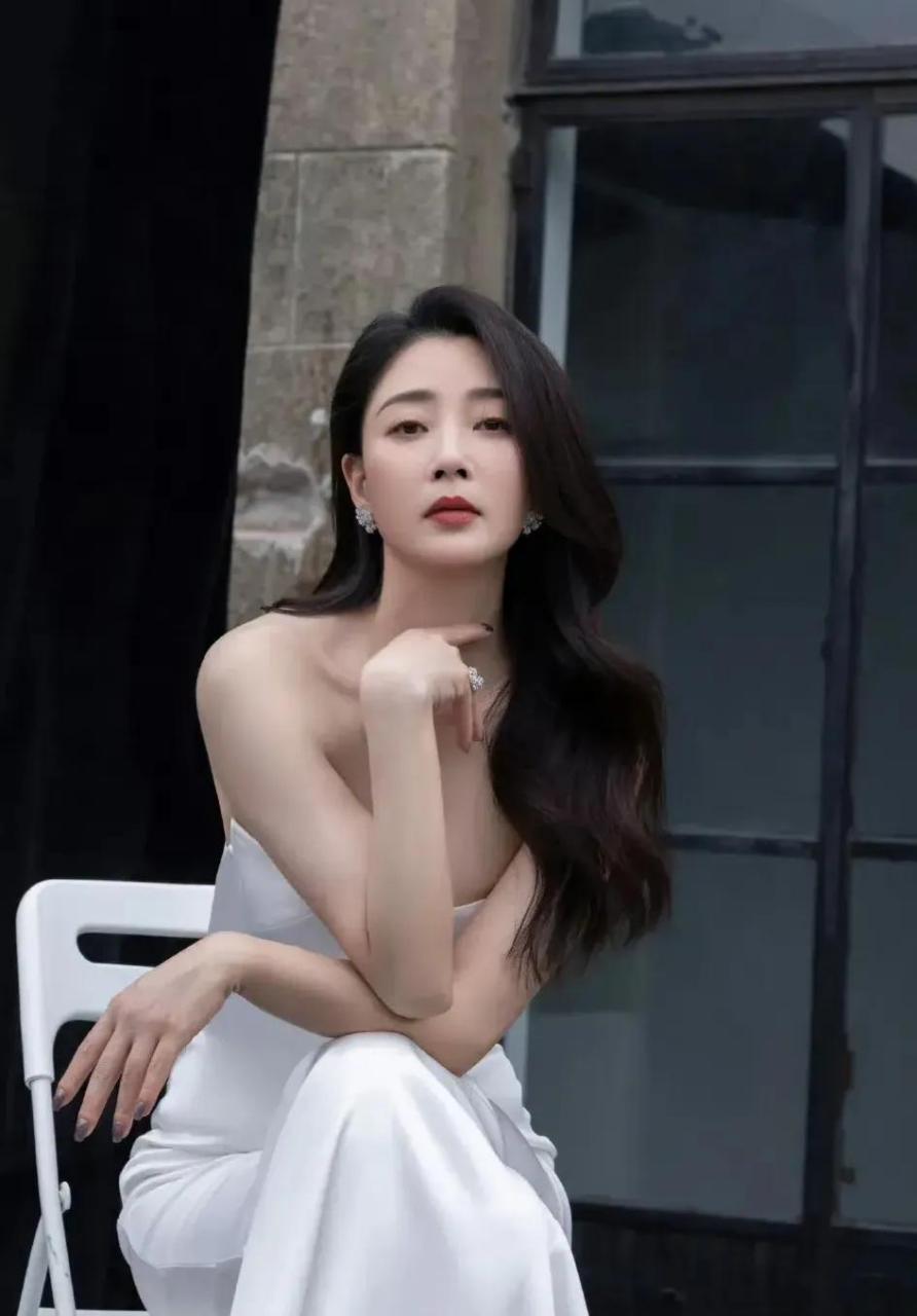 殷桃的笑容更舒展平和洒脱!一股喜气福气!身形大方优雅,真美!