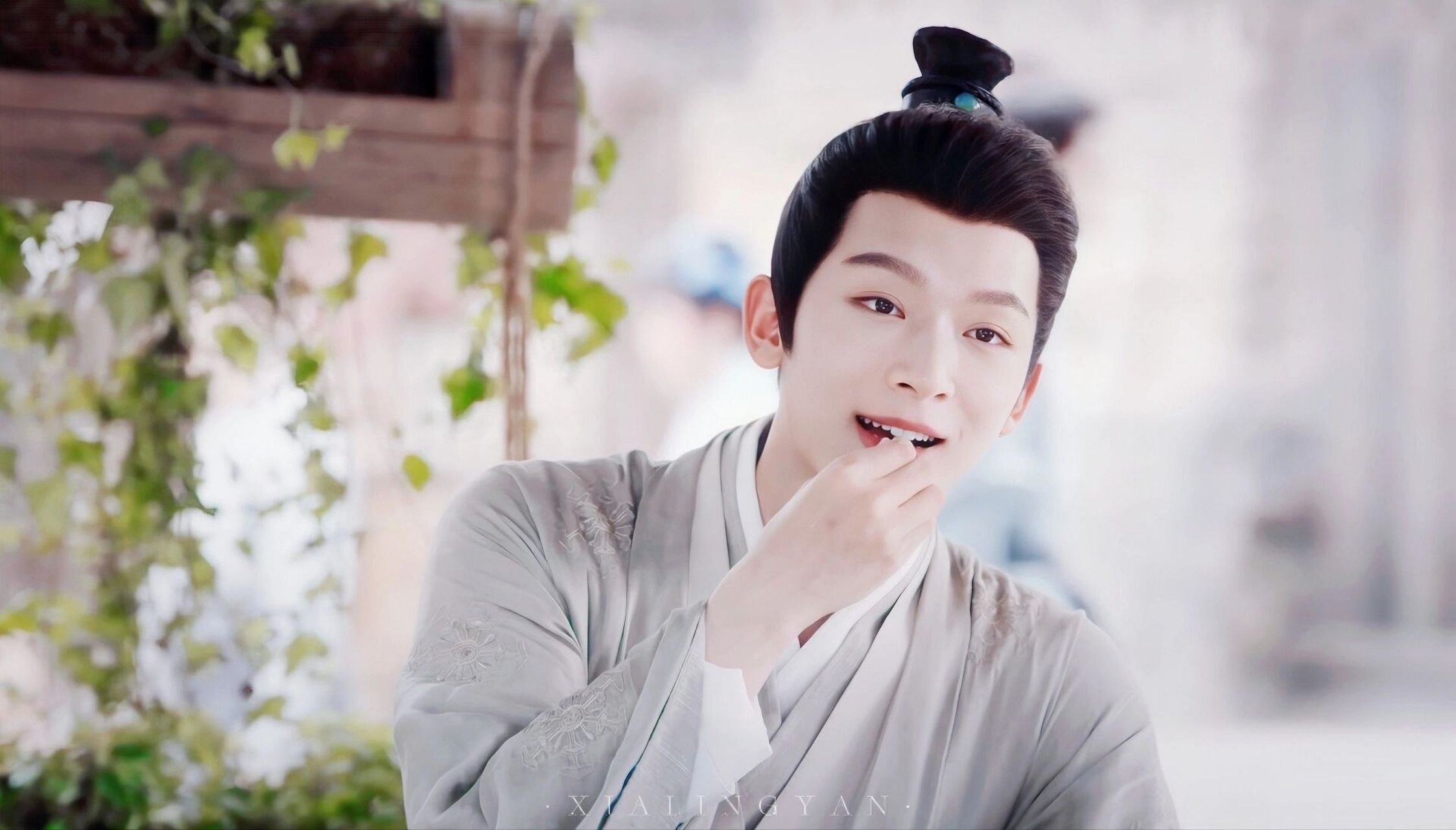 玱玹张晚意嗑瓜子电脑壁纸 《长相思》 玱玹/轩·张晚意 电脑壁纸 这