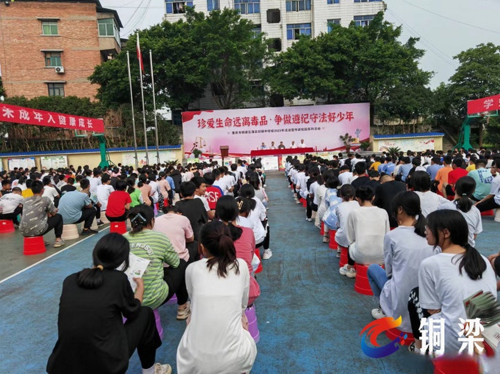 6月20日,铜梁蒲吕街道组织相关工作人员走进蒲吕中学,为同学们讲解