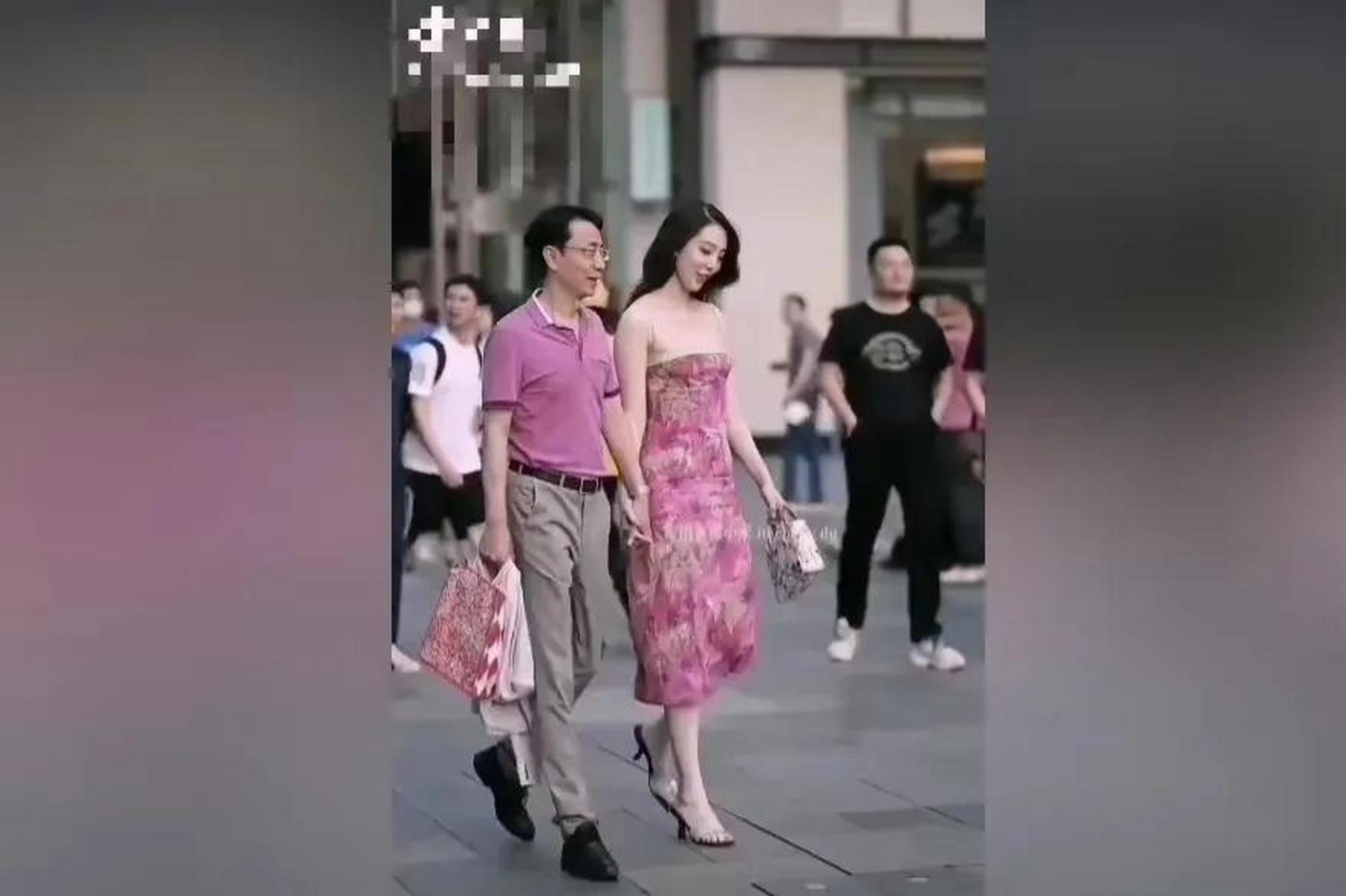 网传消息,中国石油天然气某有限公司领导与下属女员工胡某某手牵手