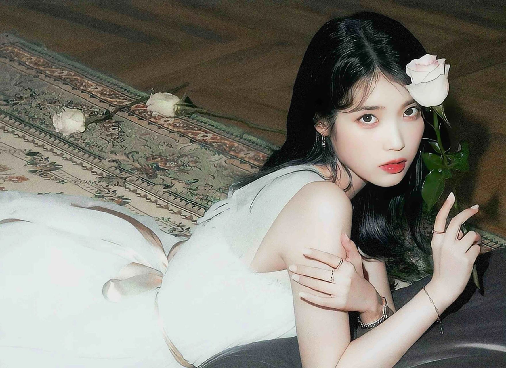 李知恩iu绝美壁纸 玫瑰留在了盛夏,谷底也会开花.