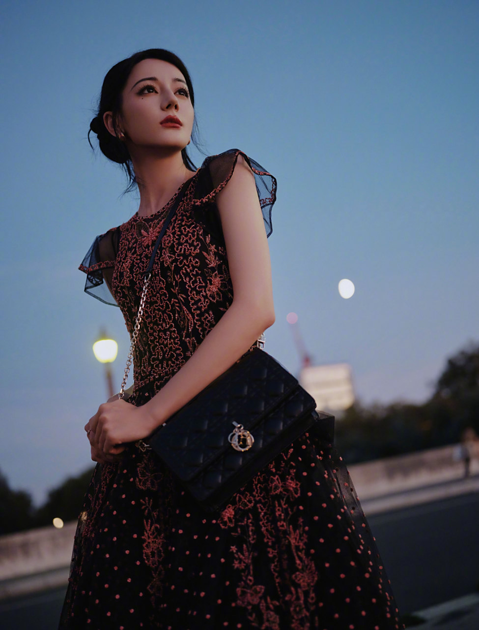 迪丽热巴巴黎时装周造型写真:塞纳河畔街拍大片,明媚优雅的热巴女郎