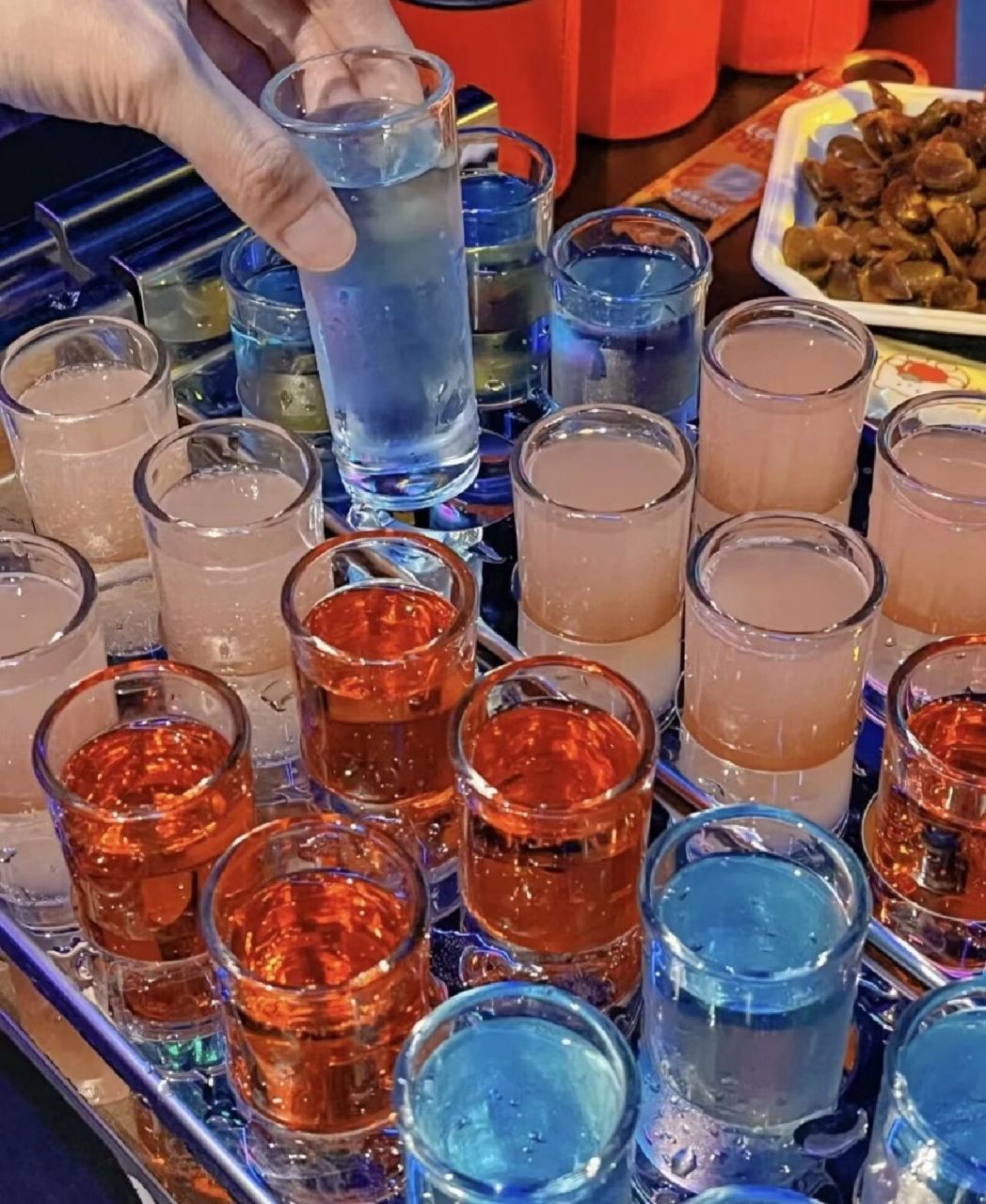 夜店和酒吧的区别: 夜店和酒吧的区别: 1,两者定位不同.